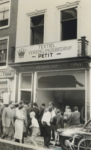 501600 Afbeelding van de schade na de ontploffing bij het textielveredelingsbedrijf Petit (Ganzenmarkt 12) te Utrecht.